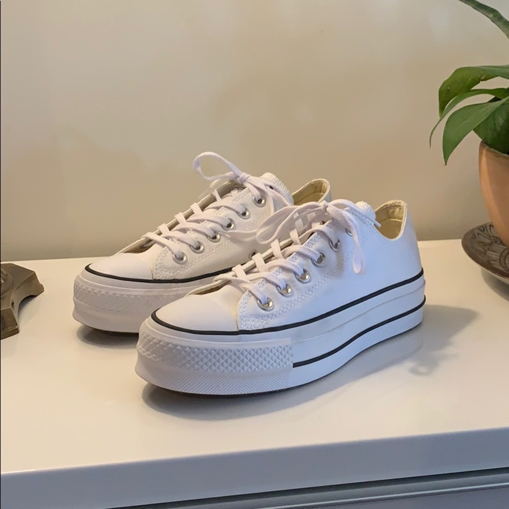 Converse Women’s Lift Canvas Low Top Sneaker